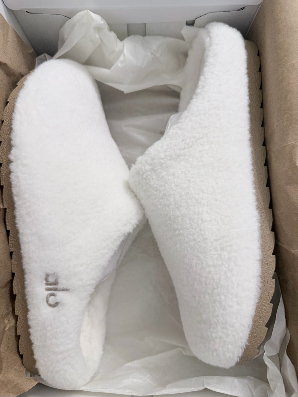 ALO Yoga Ivory Sherpa Recovery Slippers- size 10 New Never Worn